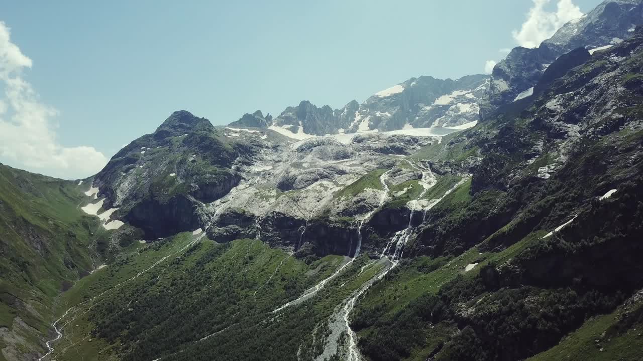 valle de montaña con cascadas y glaciar