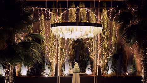 elegant outdoor wedding cake display