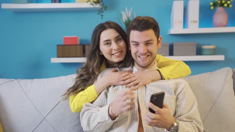 retrato de una feliz y alegre pareja joven o dos amantes en casa.