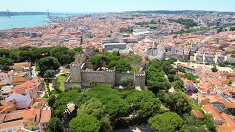 Drone-Shot-of-a-Castle-in-Lisbon,-Castelo-de-S