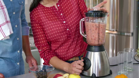 couple making smoothies