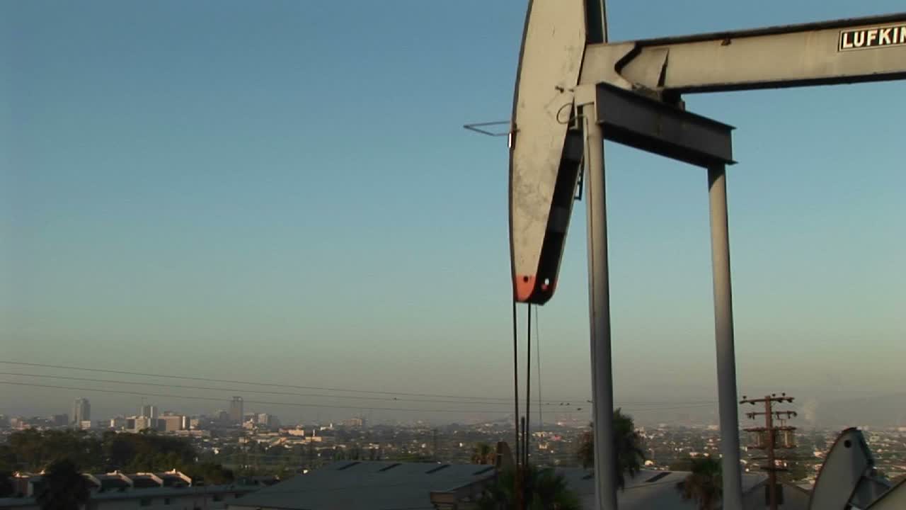 유정은 1 뒤에 거대한 교외 풍경과 함께 기름을 펌핑합니다.