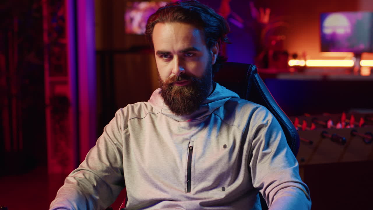 hombre enfocado en luces rgb iluminado sala de estar jugando videojuegos