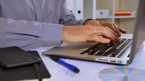 detalles de las manos de los empleados escribiendo en el teclado