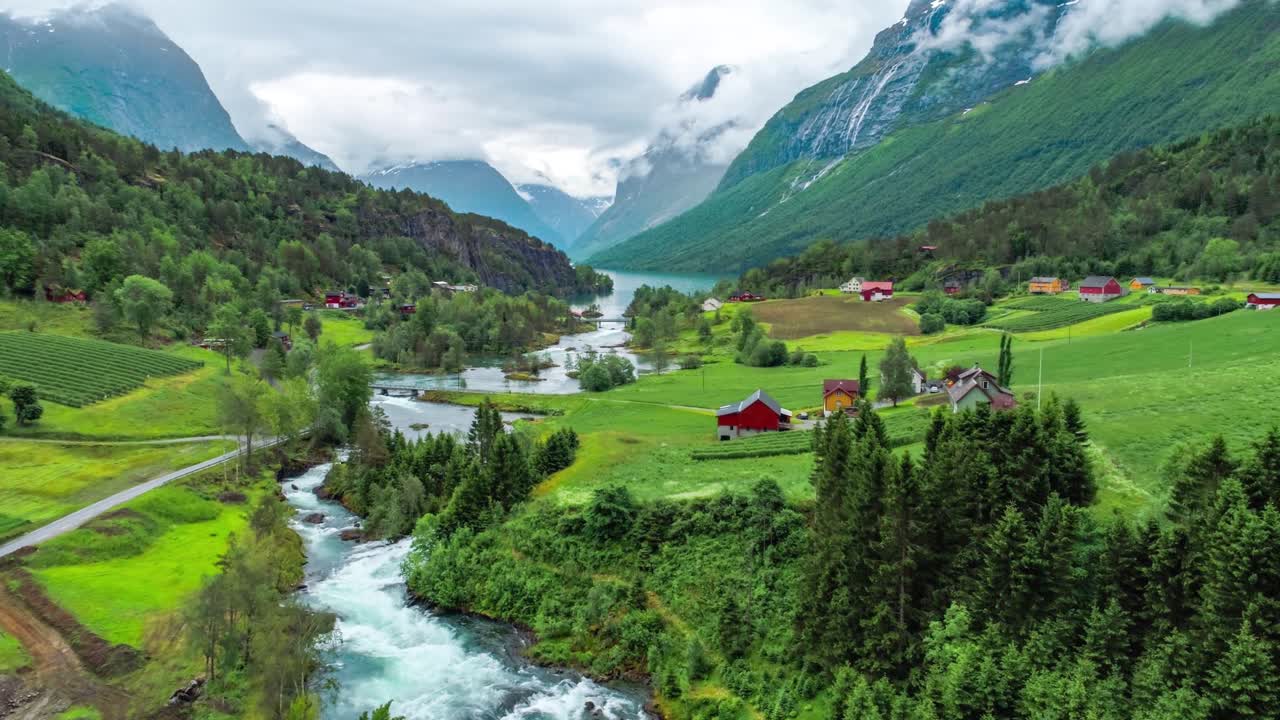 el lago lovatnet es una naturaleza hermosa de noruega.
