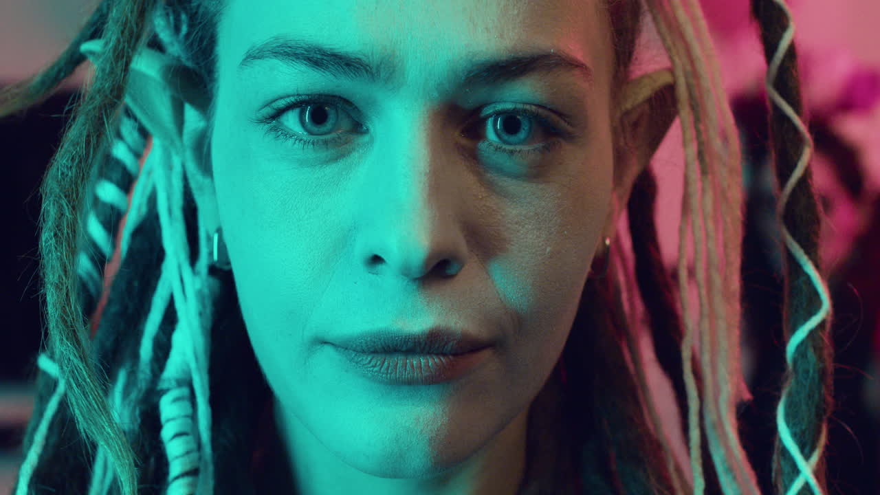 mujer mirando a la cámara en una fiesta de halloween