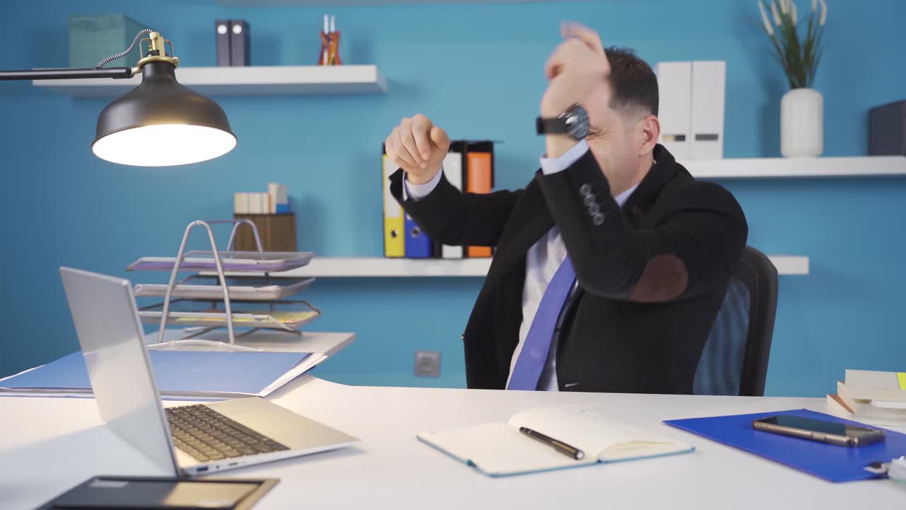 사업가는 일하는 동안 화면에서 보는 것에 만족합니다.