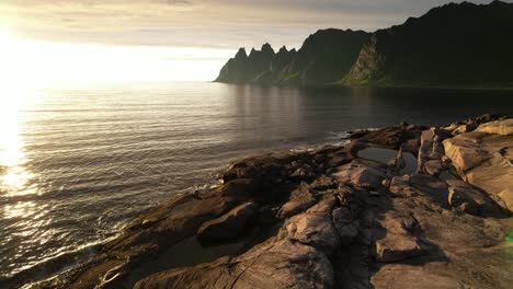 escénica cordillera senja tin noruega fotografiada por drone dji air2s