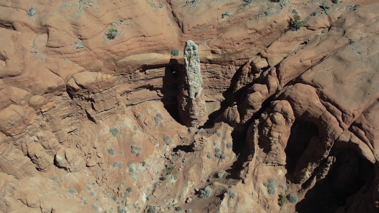 vista aérea de la torre de piedra arenisca y los acantilados en el paisaje desértico de utah, estados unidos, parque estatal de la cuenca de kodachrome
