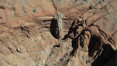 Vista-Aérea-De-La-Torre-De-Arenisca-Y-Los-Acantilados-En-El-Paisaje-Desértico-De-Utah-Usa,-Parque-Estatal-De-La-Cuenca-Kodachrome