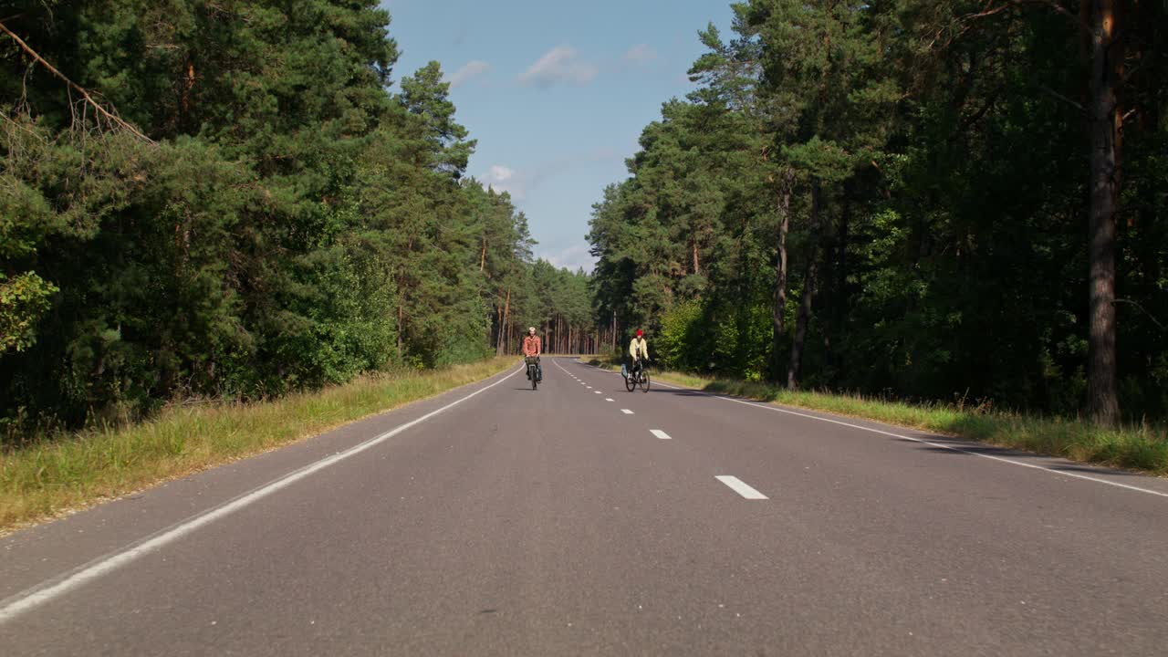 숲길 에 있는 자전거 타는 사람 들