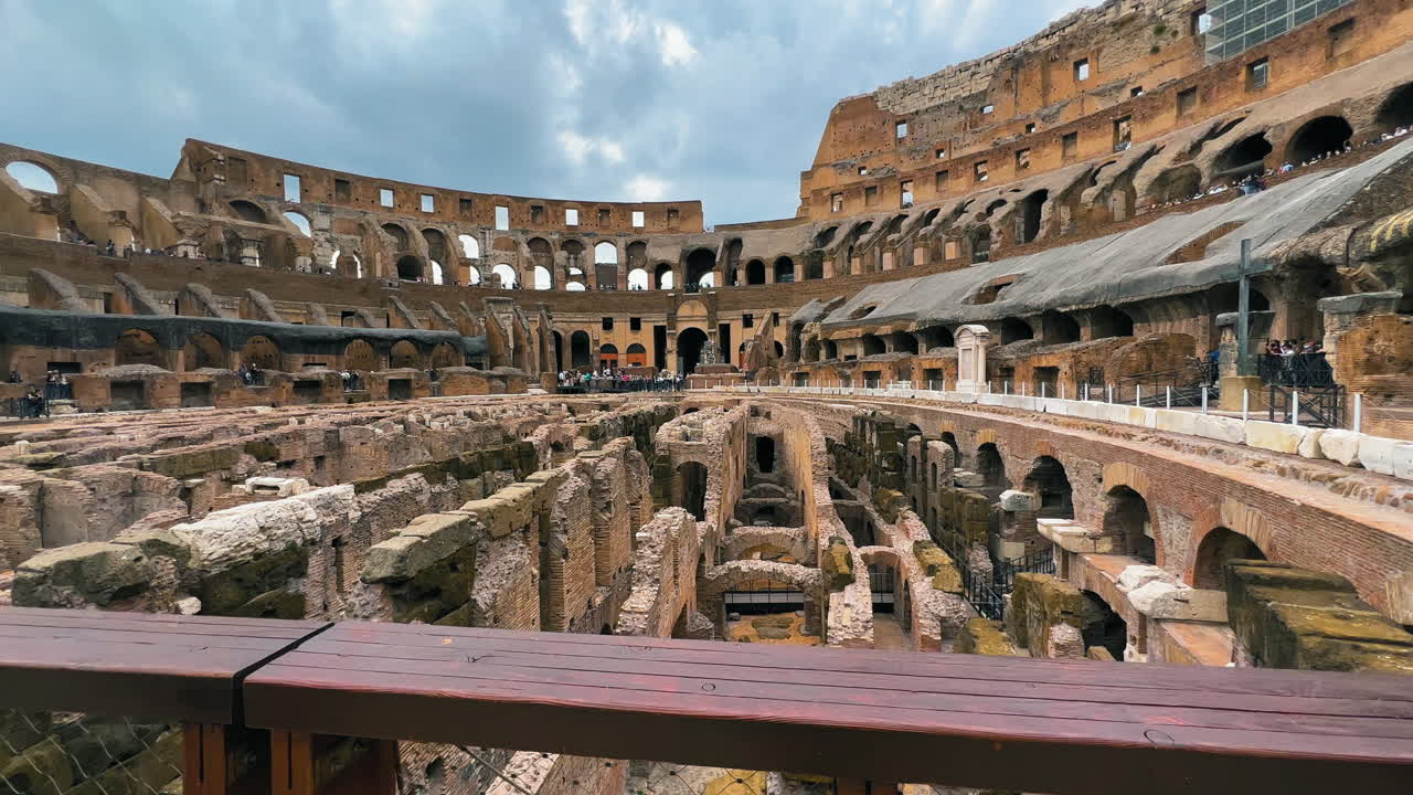 이탈리아 로마 콜로세움 내부의 장엄한 옛 폐허 벽을 보여주는 돌리 포워드