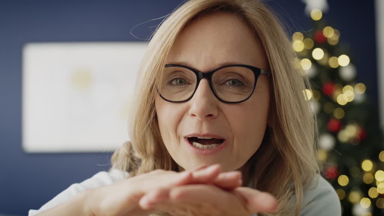 video de una mujer madura dando una receta en una videoconferencia