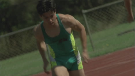 un joven corre en una carrera