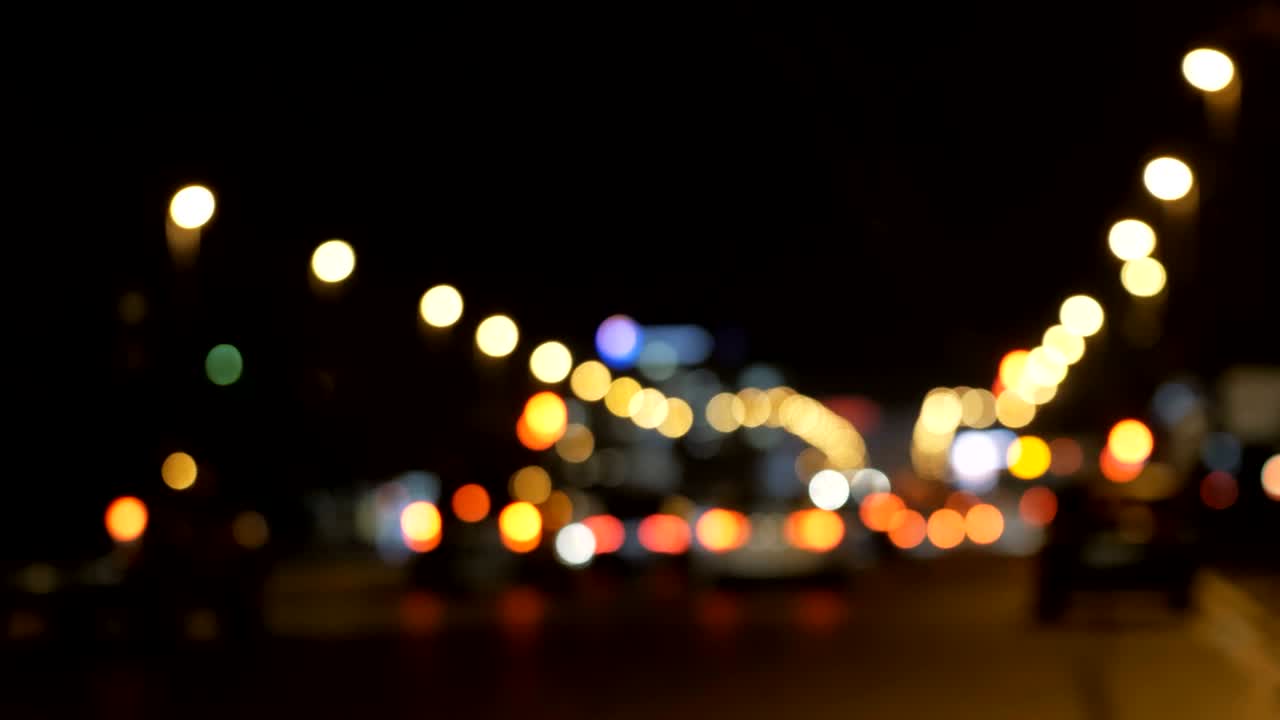 luces desenfocadas calle de los ángeles resumen. fondo borroso de la ciudad. círculos de bokeh en movimiento del tráfico nocturno.