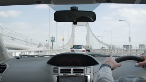 Fahrt-über-Eine-Lange-Brücke-In-Tokio,-Japan