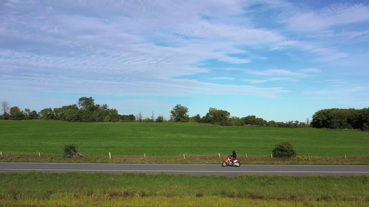 시골 공중에서 정적 낮은 공중으로 오토바이 타기