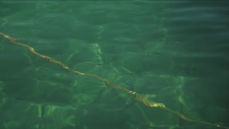 Foto-De-Un-Día-De-Mar-Turquesa-Transparente-Increíble,-Exóticas-Vistas-Al-Mar-Tropical,-Cuerda-Bajo-El-Agua-En-El-Fondo-Del-Mar