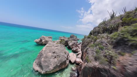 FPV-Drohnenflug-über-Die-Felsige-Küste-Von-Bahia-De-Aguilas-In-Der-Dominikanischen-Republik