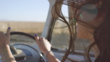 Hermosa-Chica-Conduciendo-Un-Coche-Antiguo-En-Un-Viaje-Por-Carretera