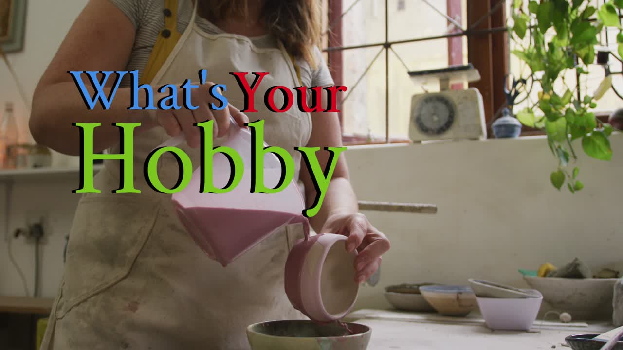 당신의 취미가 무엇인지에 대한 애니메이션 백인 여성의 중간 부분에 대한 텍스트 도자기 그림