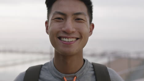 Nahaufnahme-Eines-Porträts-Eines-Charmanten-Jungen-Asiatischen-Mannes,-Der-Fröhlich-Lächelt