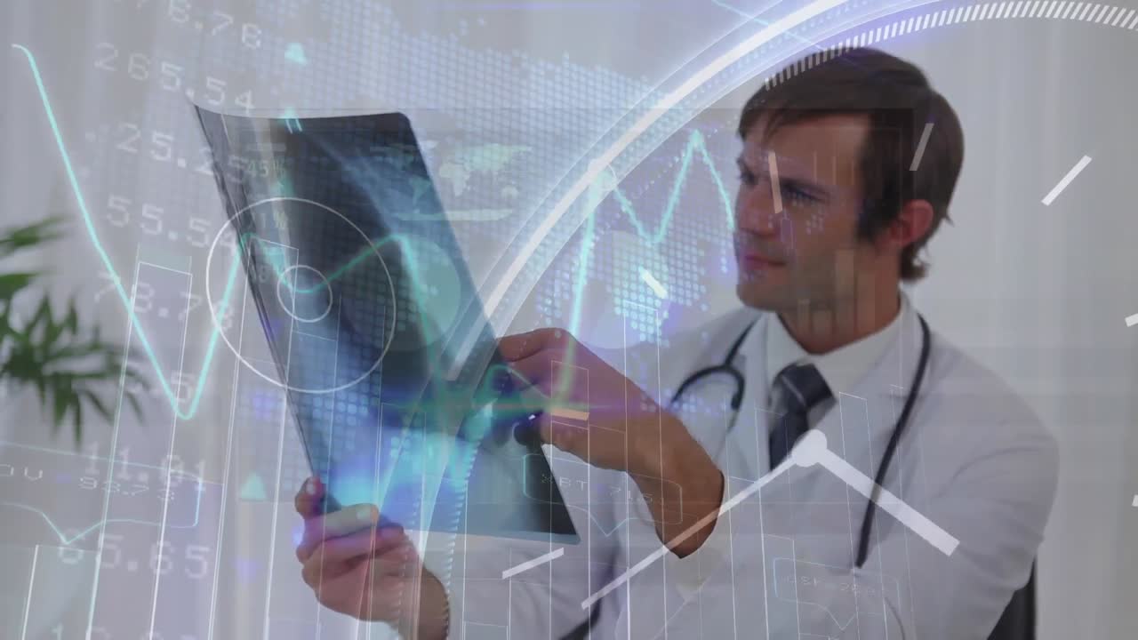 animación del procesamiento de datos estadísticos sobre un médico caucásico examinando el informe de rayos x en el hospital