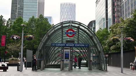 canary wharf station in london
