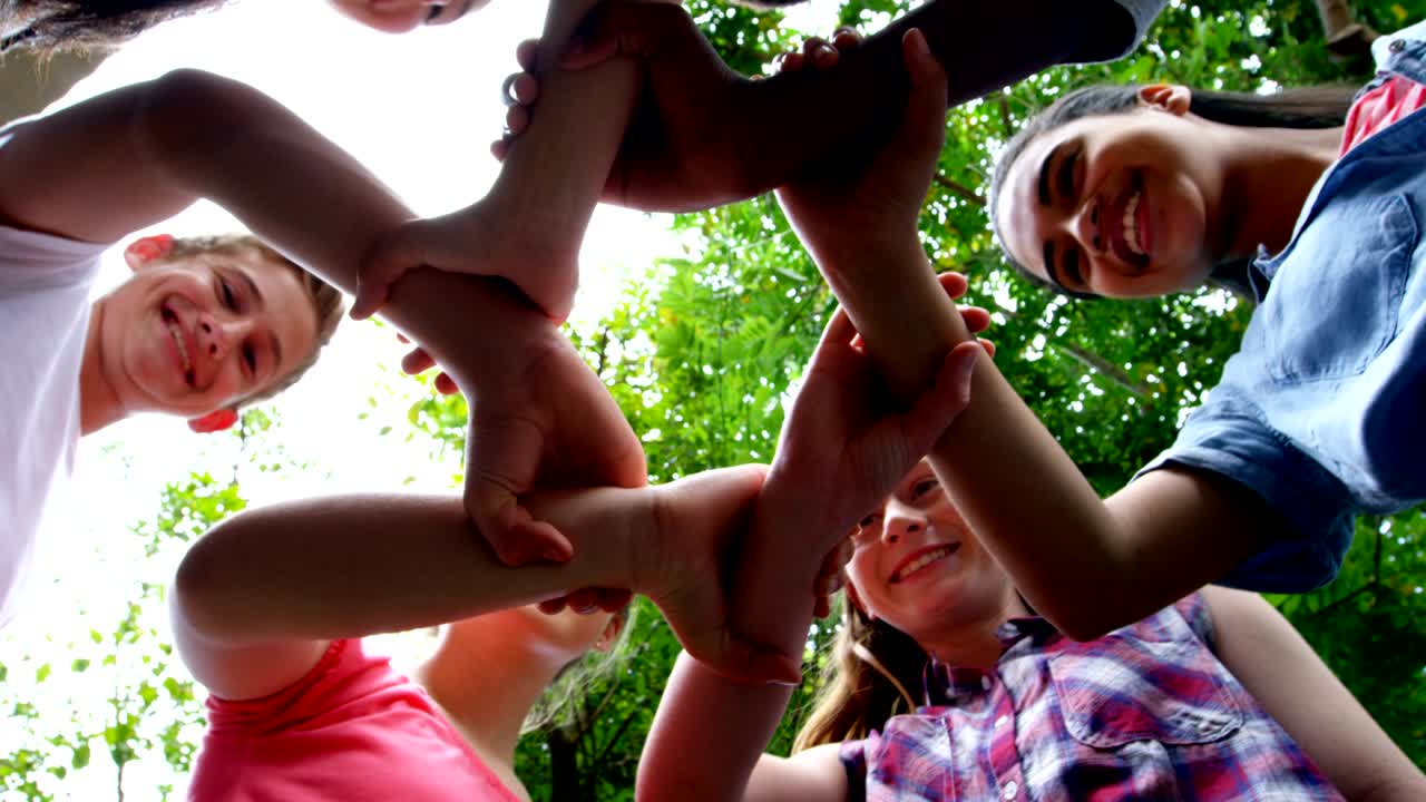 escolares tomados de la mano en las instalaciones de la escuela 4k
