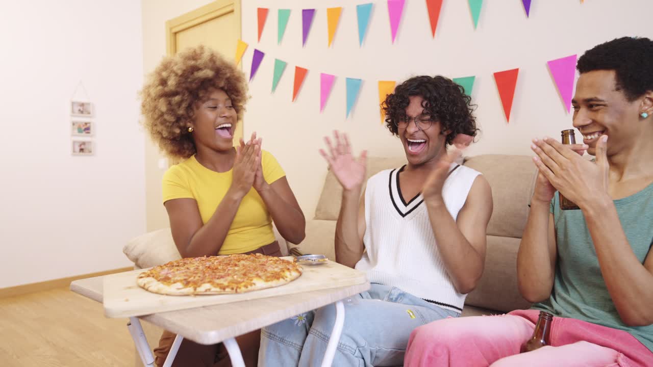 Amici che si godono una festa di pizza