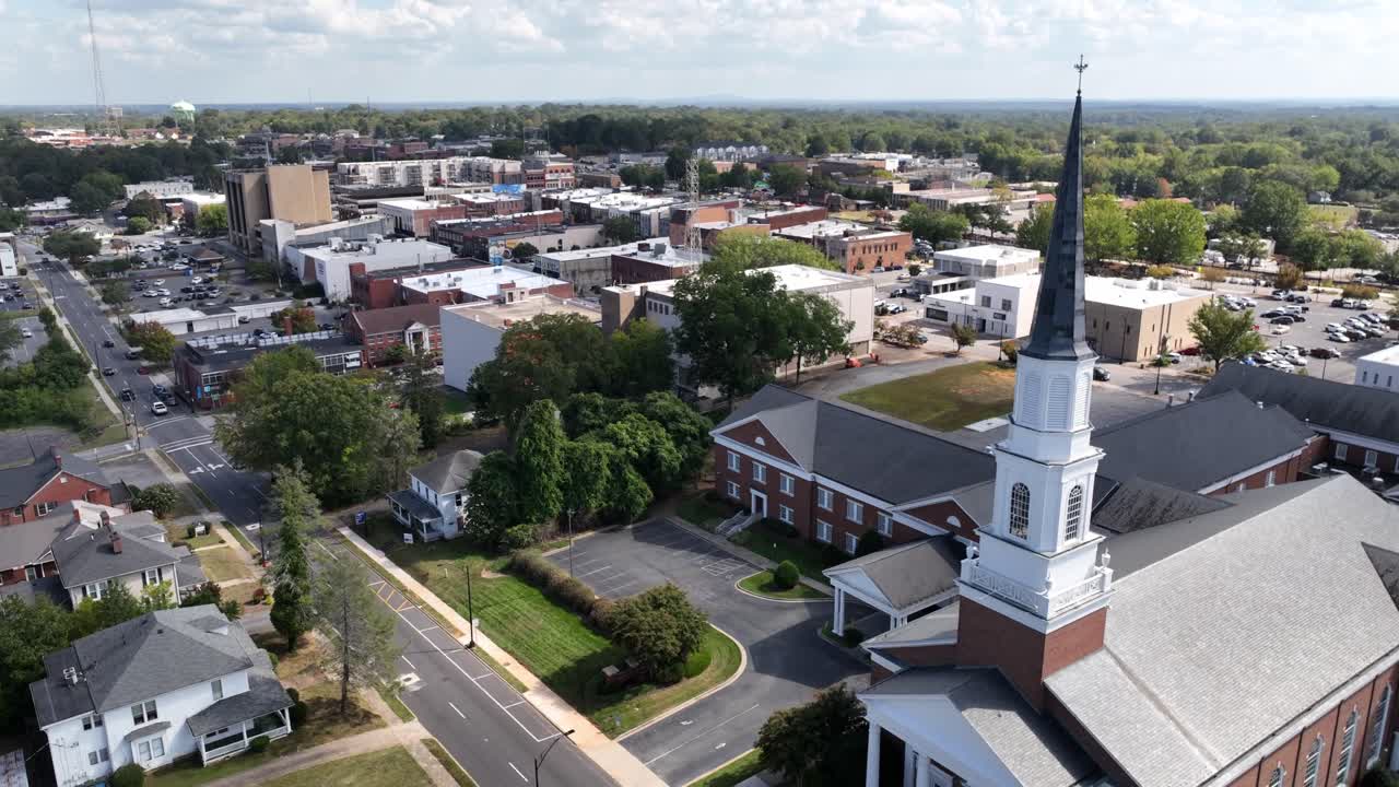 노스 캐롤라이나 주 히코리 시내의 항공 사진과 앞면에 있는 첫 번째 침례교회