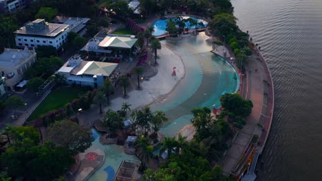 Vista-Aérea-De-Arriba-Hacia-Abajo-De-Una-Piscina-Pública-Vacía-En-South-Bank,-Brisbane,-Australia-Durante-La-Pandemia-De-Covid19-4k