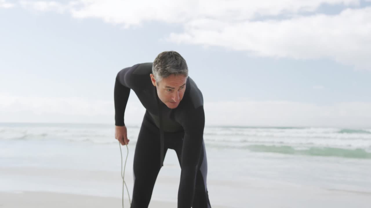 아버지 와 젊은 성인 아들 이 함께 야외 활동 을 즐기고 있다