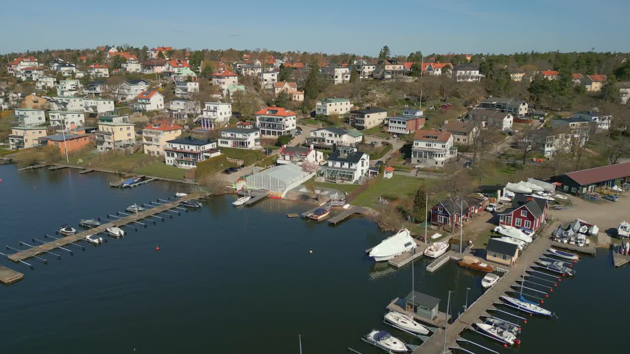스웨덴 스홀름 의 부유 한 교외 해변 집 들 의 공중 사진