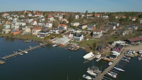 Aerial-view-of-wealthy-suburban-seafront-homes-in-Stockholm,-Sweden