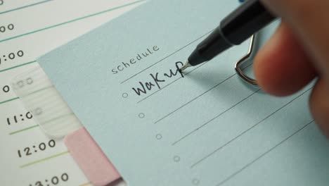 handschreiben einer to-do-liste auf papier