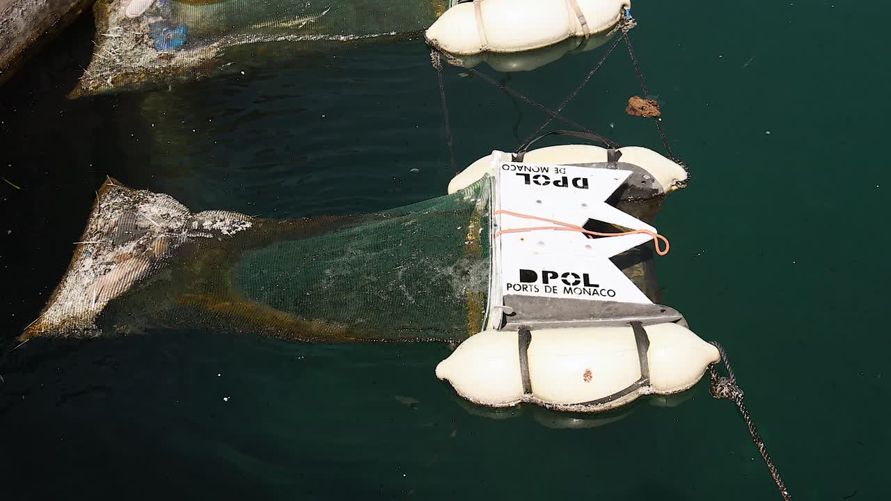 바물에서 쓰레기를 필터링하는 떠다니는 장치