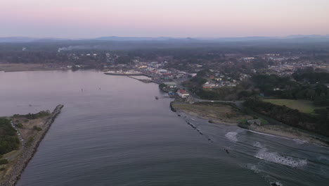 drone sobre el río coquille volando hacia bandon, oregon al atardecer - antena