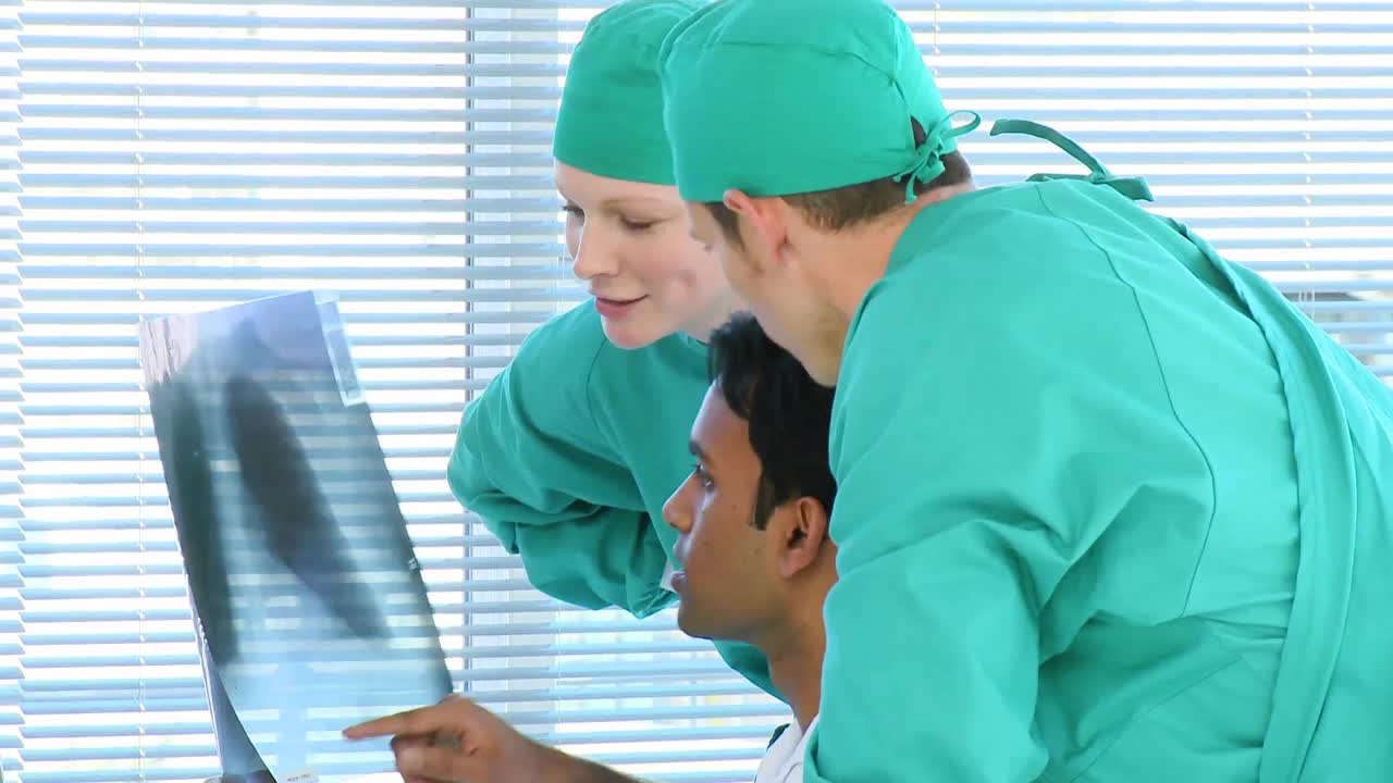 primer plano del equipo médico examinando una radiografía