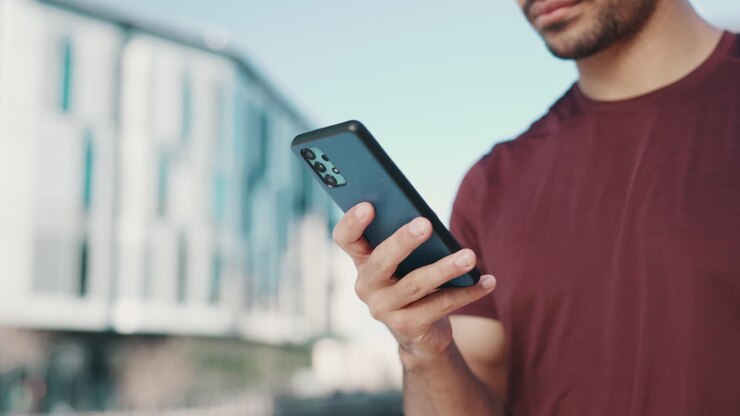 Glücklicher asiatischer Mann, Telefonanruf
