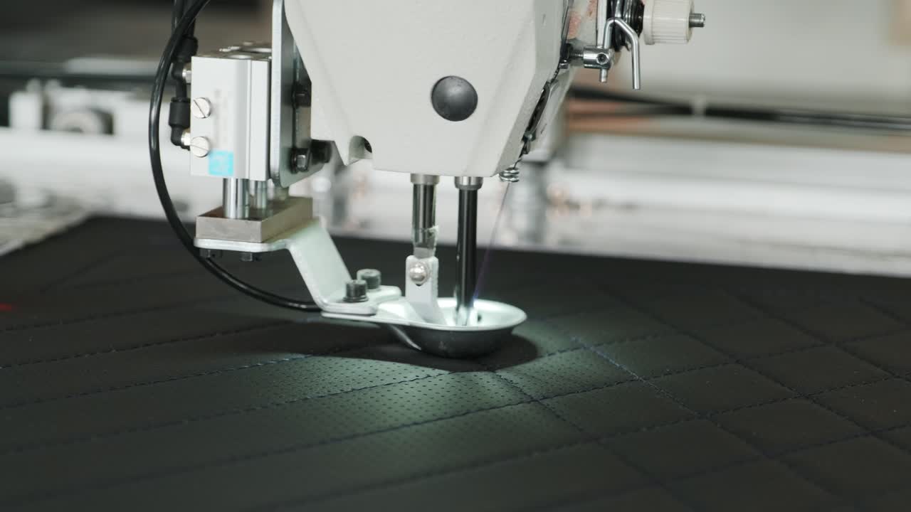가죽과 함께 작업하는 바느질 기계의 근접 사진. cnc 바느질 머신