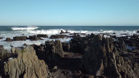 Volando-Sobre-Rocas-Y-Olas-ásperas-Hacia-El-Océano-Abierto