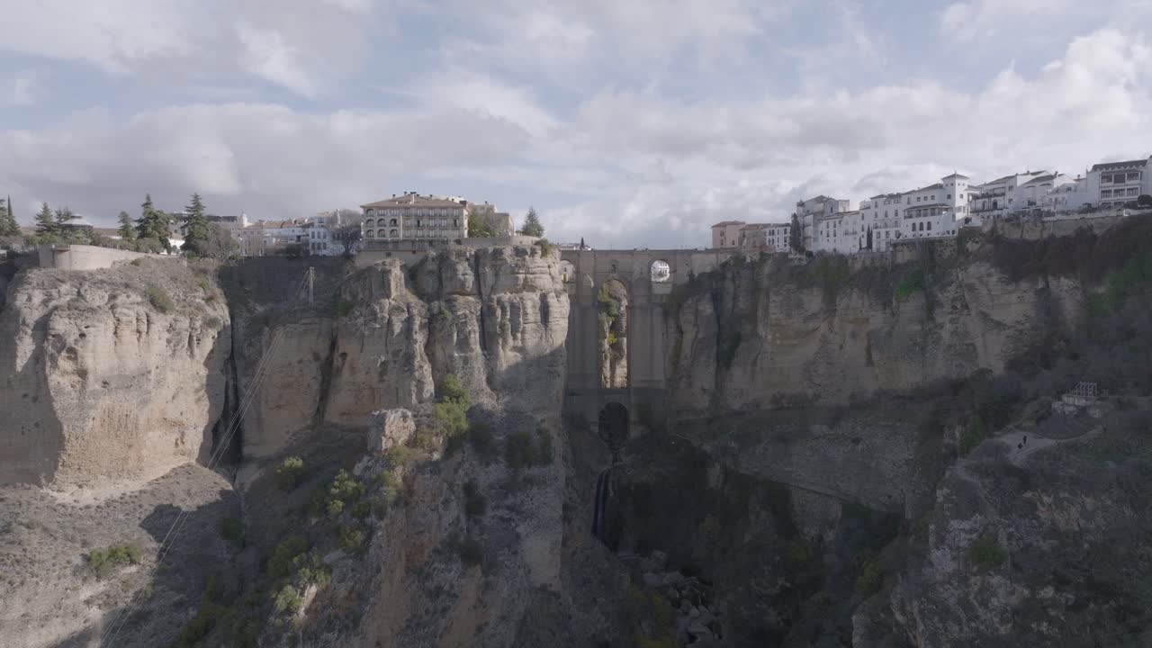 cambio de perspectiva aérea: puente nuevo divide ronda en españa