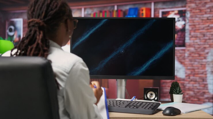 Student lernt online für berufliche Weiterentwicklung und macht sich Notizen