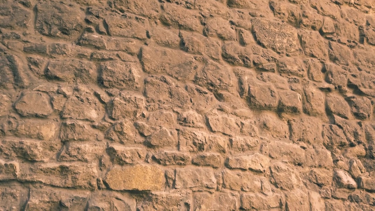 Antico muro medievale in pietra. Un elemento di architettura antica.