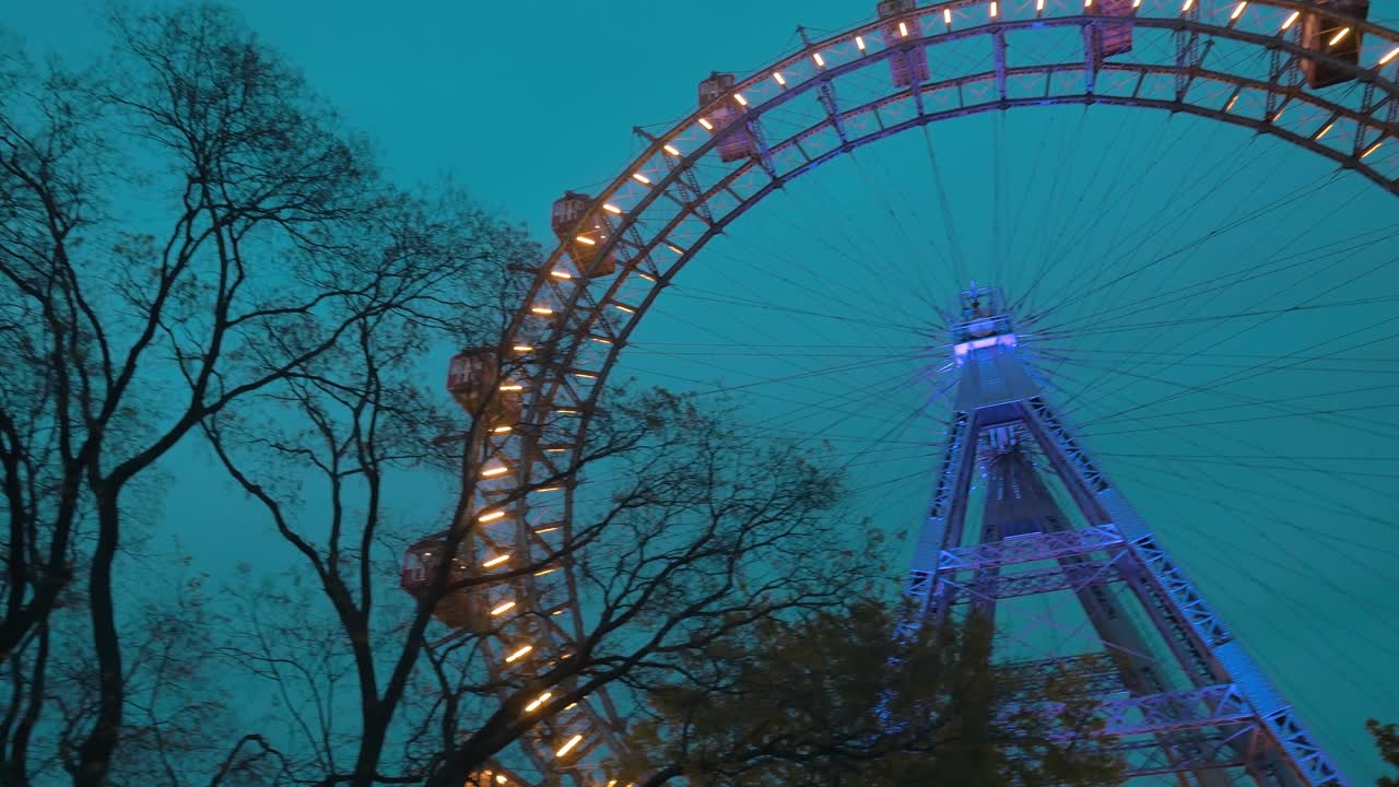 vista nocturna de la rueda gigante en viena, austria
