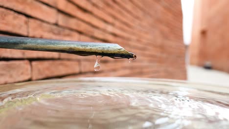 gotas de agua que caen en una cuenca