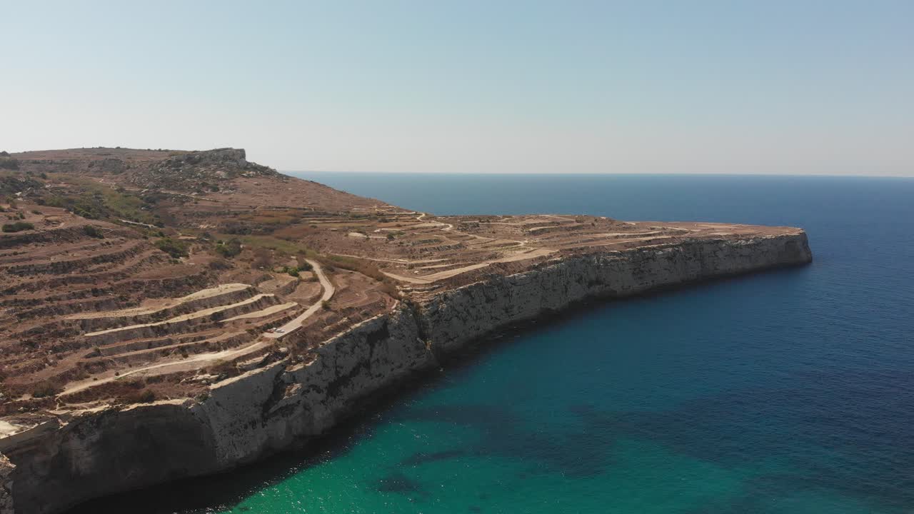 Video aereo con drone dalla Malta occidentale, zona di Mgarr, baia di Fomm ir-Rih