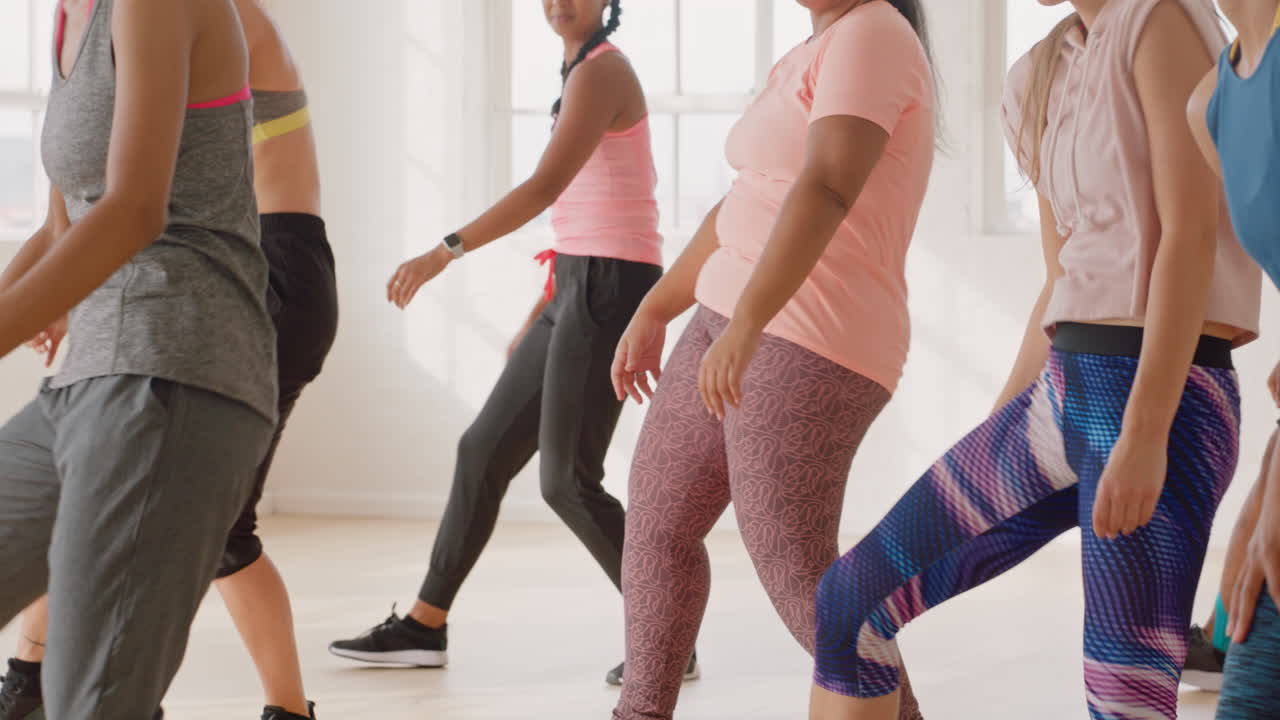 clase de baile grupo feliz de personas multiétnicas bailando disfrutando del entrenamiento practicando movimientos de coreografía en el gimnasio