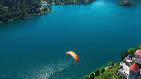 Paracaídas-Parapente-Volando-Sobre-El-Impresionante-Paisaje-Del-Lago-Bled-Eslovenia---Vista-Aérea-De-Drones